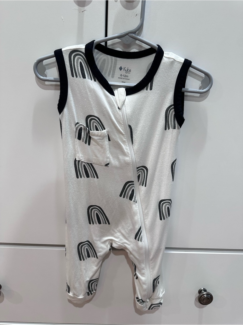 Kyte BABY White Sleeveless Romper with Black Rainbow Print